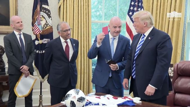 Im Weißen Haus: Infantino zeigt Donald Trump die rote Karte